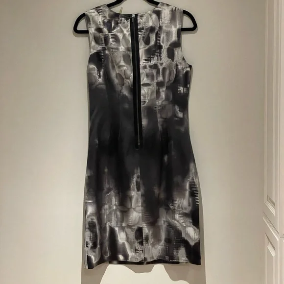 Elle Tahari Elegant Black and Gray Sleeveless Sheath Dress - Picture 4 of 6
